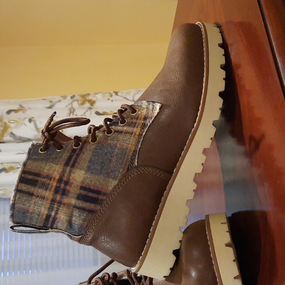 New Pair men's 91/2 brown boots